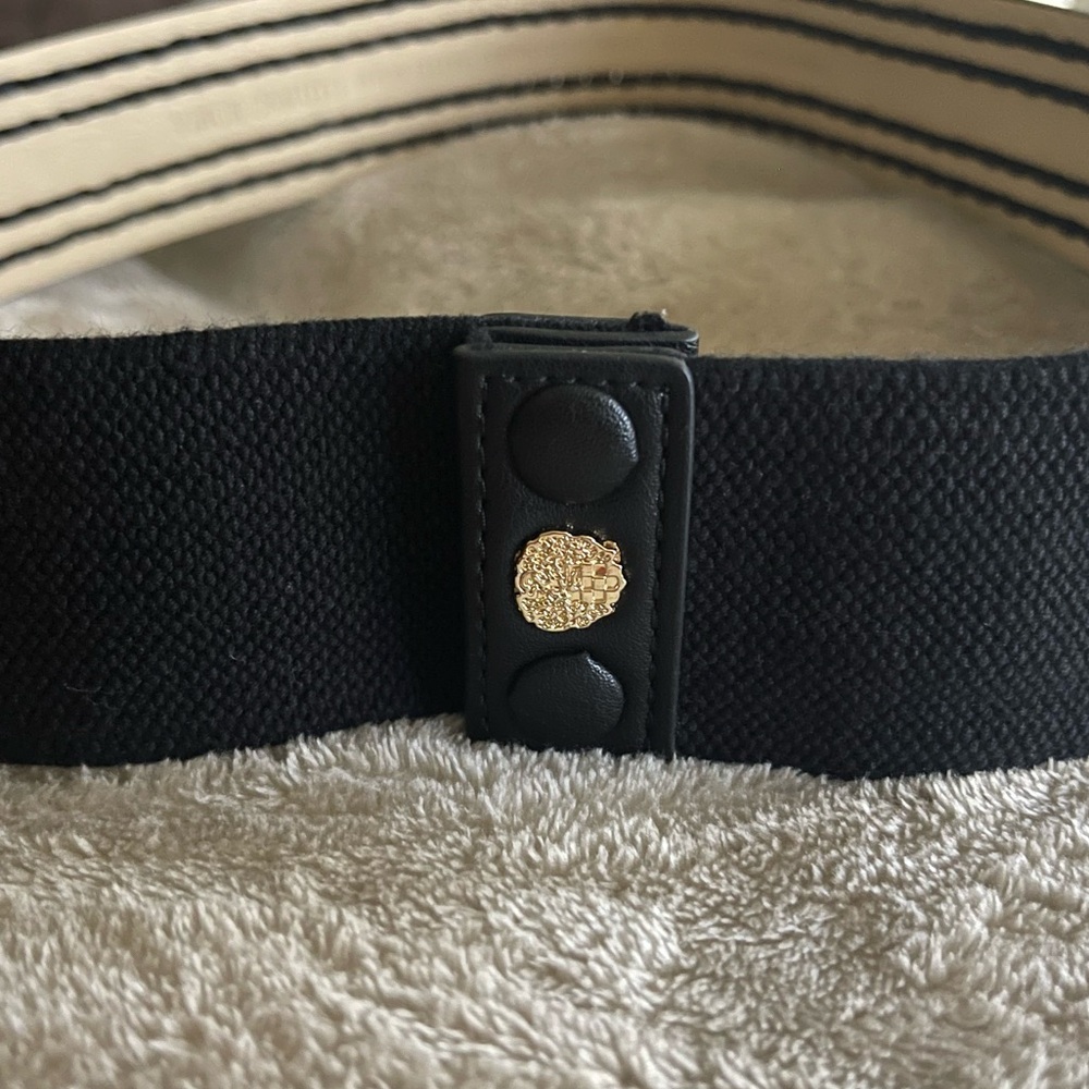 Vince Camuto black stitching detail elastic/snap closure